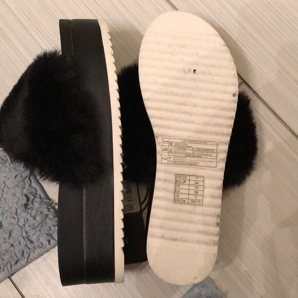 FOREVER 21 Black Furry Platform Slides - Picture 5 of 5